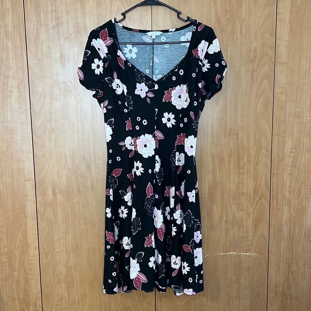 Candies medium black dress with pink flower print. V-neck and short sleeves